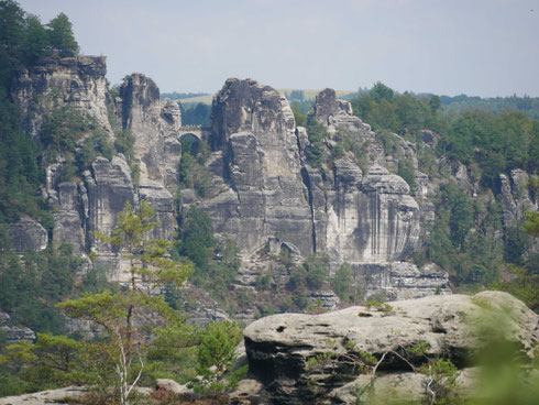 Blick von den Rauensteinen über die Elbe zur Bastei im Elbsandsteingebirge