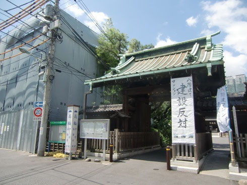 シンプルでインパクトのある看板にしよう。ということで、この看板になりました。しかし、これを立てたことで騒動が・・・。詳しくは活動記録、さらに詳しくはFacebookページをご覧ください。