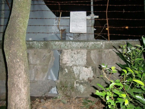 一時的な修復をした後の壁。穴が開いてしまいました。