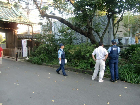 現場検証をする警察の方々。