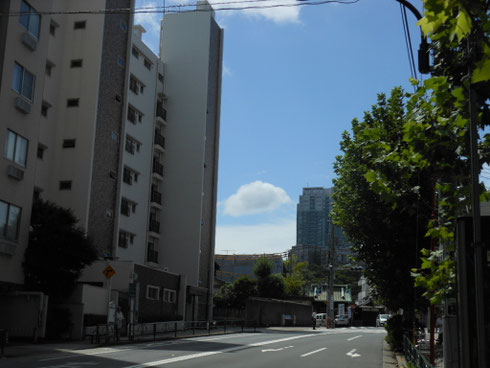 泉岳寺駅前からお寺に向かってみたところです。今はまだ門の存在感を感じられます。