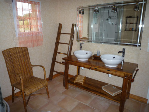 La salle de bain avec ses vasques rustiques