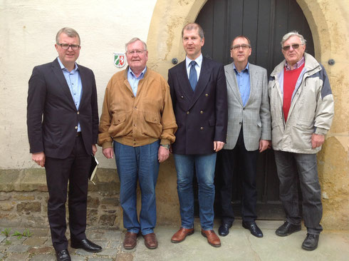 MdB Frank Schäffler, Kirchenmeister Dieter Brölhorst, Pfarrer Rainer Wilmer, Presbyter Rainer Alesander und Ernst Tilly vom Förderverein Laurentiuskirche (von links nach rechts). 