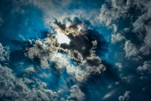 sun rays coming down through the sky and clouds