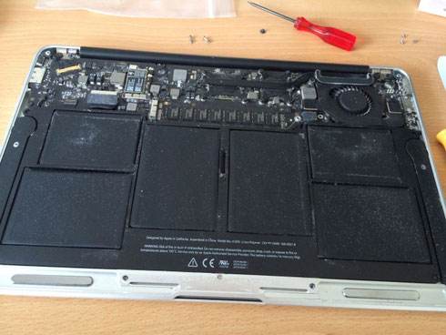 MacBook Air 裏蓋を外した図