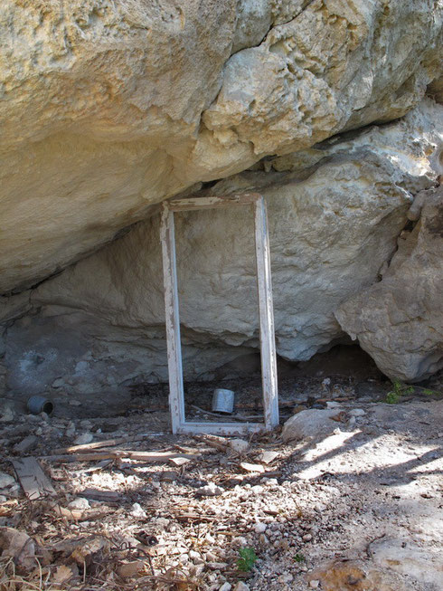 Таинственные оконные порталы в местных пещерах