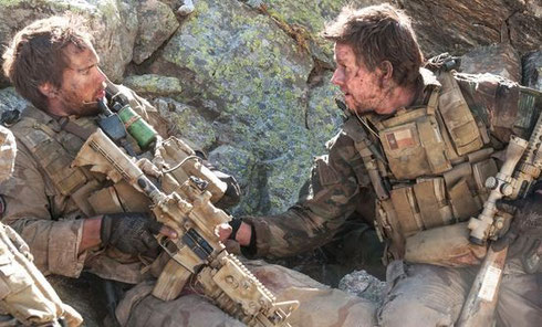 マーク・ウォルバーグが手にしているライフルにはスコープが・・。「極大射程」よろしくスナイパーなのか!?