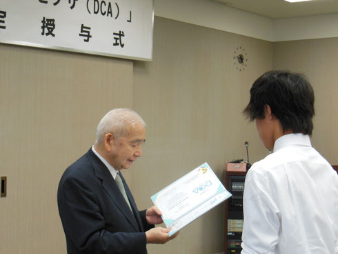 白鳥I-ROI代表理事による資格証の授与