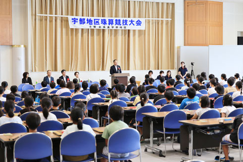 祝辞を述べられる篠崎宇部市長