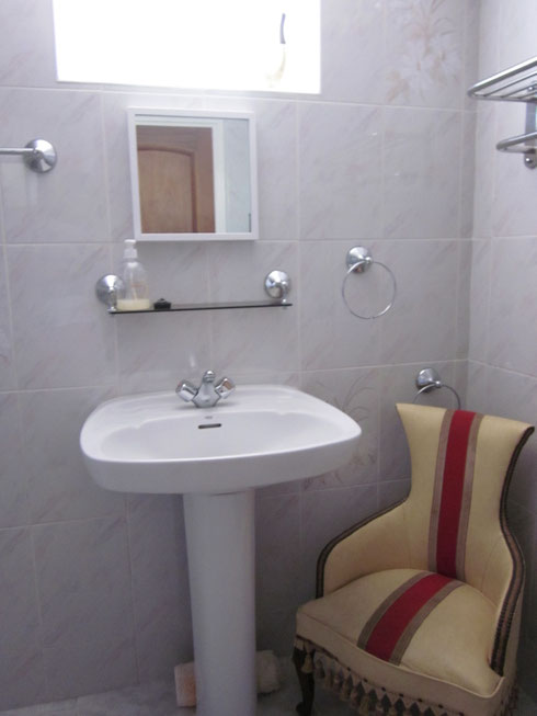Das angrenzende Badezimmer