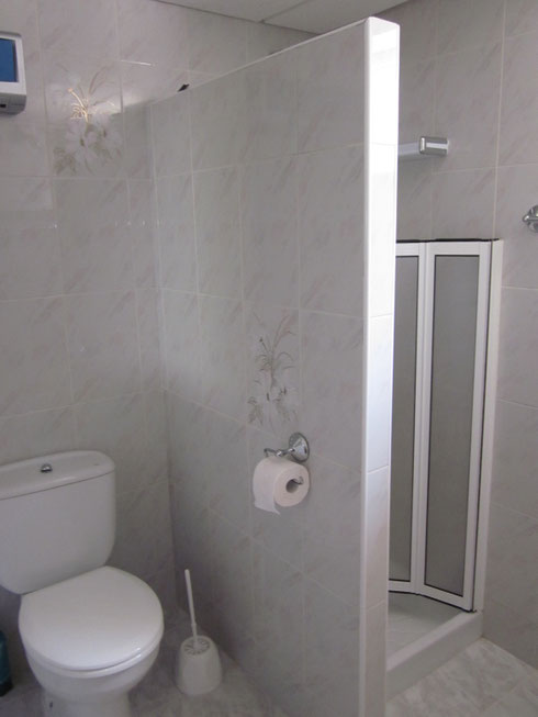 Das angrenzende Badezimmer