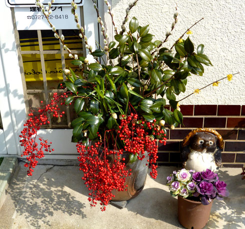 お店の前、まるで“生け花”のような鉢植え。