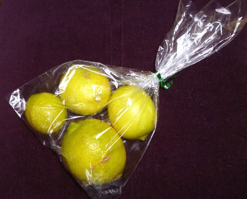 1袋300円。実が不揃いなも、いかにもオーガニックらしい。