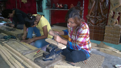 Shreejana et Usha Shresta, atelier de sculpture sur bois