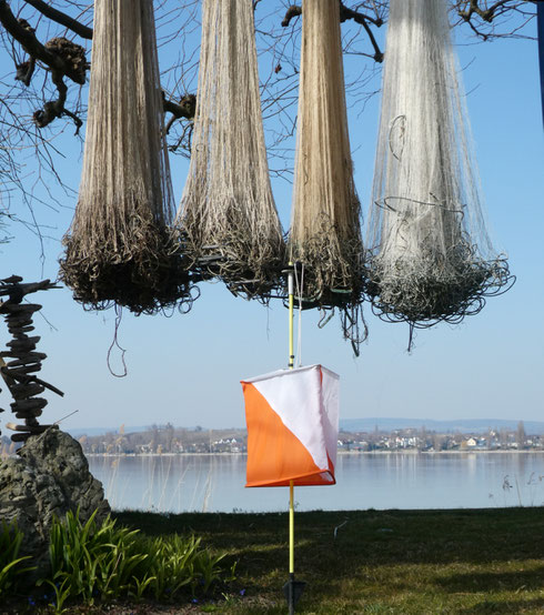 ... im Garten unter einer "Netzhänke" ...