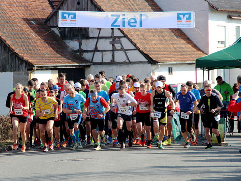 Blick auf das Starterfeld beim Hauptlauf um Sieger Alexander Finsel in der Bildmitte (Startnummer 623)