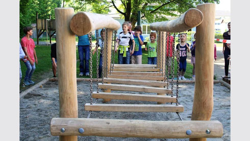 Die jungen Zecher freuen sich, dass sie mit dem Wackelsteg auf dem Pausenhof der Grundschule Zech etwas Neues zum Spielen und Turnen haben. (Foto: Reiner Roither)