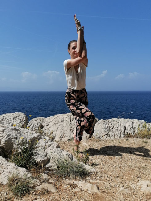 Adler Yoga Pose am Meer