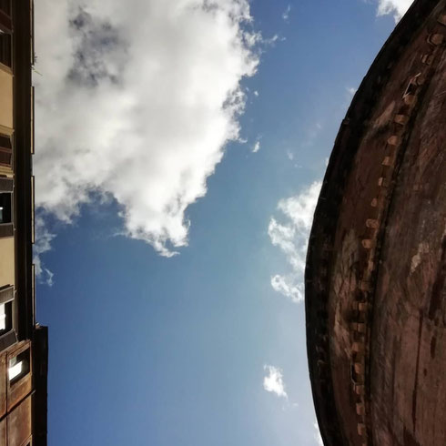 Un pomeriggio fresco benedetto da un bel venticello, una granita al caffè (con doppia panna, ovviamente) alla Tazza d'Oro, e sedersi sul muretto che corre intorno al Pantheon, col cielo azzurro punteggiato di nuvole. Ecco la giornata perfetta