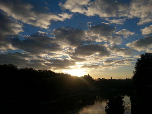 Il sole ormai sorto, quel po' di nuvole che non guasta, il riflesso sul fiume...quanto mi piace passare la mattina su ponte Regina Margherita!
