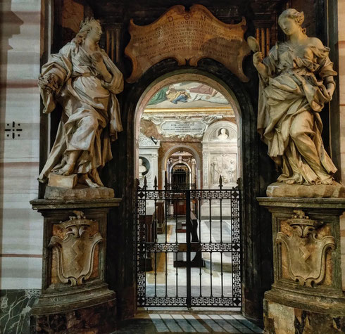 L'unica soluzione, quando fa troppo caldo, è infilarsi nella prima chiesa che si trova aperta.  E non c'entrano conversioni improvvise, necessità impellenti di confessioni, desiderio di espiare in ginocchio il troppo terreno desiderio di ferie: semplicemente, in chiesa si sta più freschi  Che poi la chiesa è sant'Andrea della Valle, dove al fresco si unisce la bellezza di ogni angolo, anche meglio 