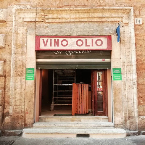 In via dei Banchi Vecchi, per tutti è il Goccetto, uno dei posti migliori in centro per bere un buon vino...io, che giro di giorno quando le saracinesche non sono ancora del tutto aperte, ho sempre amato l'insegna Vino e Olio