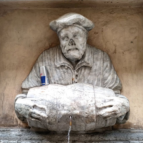 La tradizione vuole che la fontana del facchino di via Lata, una delle statue parlanti della città, ritragga Abbondio Rizio, acquaiolo romano dedito - secondo i pettegolezzi - più al vino che all'acqua  Qui però evidentemente Abbondio ha deciso di preferire al vino qualcosa di diverso che...ti mette le aaaaaaliiiii