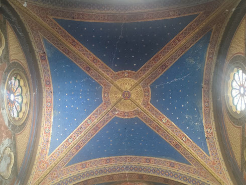 Sono (quasi) finiti i restauri a santa Maria sopra Minerva e, come disse il poeta, questo soffitto viola non esiste più, e vedo il cielo sopra noi...  Ma poi, chi è che in casa si dipinge un soffitto viola?