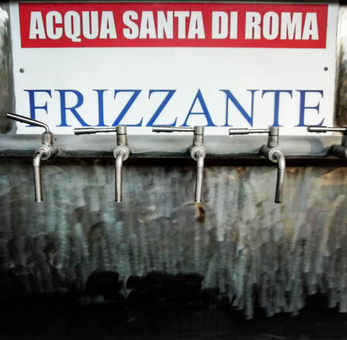 Alla Fonte Egeria sono attrezzati per offrire rimedi per ogni male...luogo sacro alla ninfa Egeria, già nell'antica Roma quest'acqua era considerata una mano santa per curare le malattie dell'apparato digerente