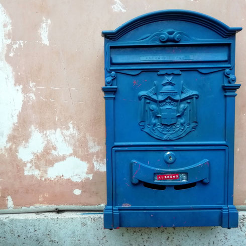 Chi, almeno una volta da bambino, non si è bloccato davanti alle vetrine di Al sogno a piazza Navona? Io lo faccio ancora oggi e fantastico di postini di peluche che ritirano le lettere trovate in questa cassetta blu. Non so voi, ma io che ho sempre odiato le bambole avevo invece una passione sfrenata (ce l'ho ancora, ma che non si sparga la voce) per i peluche, tanto che ancora conservo da qualche parte il gatto Punto, che stringo in molte foto dai 5 anni in su...