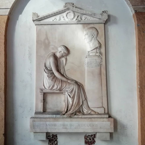 Ancor prima di entrare, la basilica dei santi Apostoli svela i suoi capolavori: il portico conserva infatti, tra tanti frammenti architettonici, anche la stele che Antonio Canova realizzò in memoria dell'incisore Giovanni Volpato