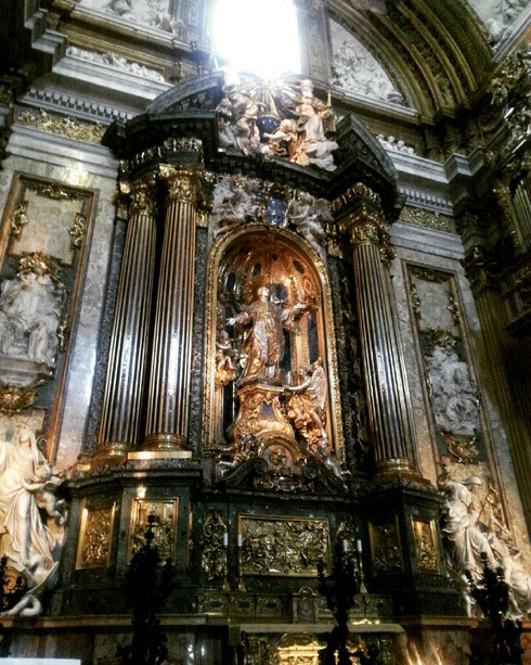 Ogni giorno, alle 17:30, la statua di sant'Ignazio nella chiesa del Gesù prende una boccata d'aria, uscendo dal suo nascondiglio dietro la pala d'altare...