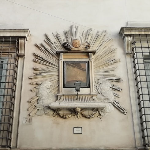 La madonnella di piazza dei Caprettari (qua nel Seicento si vendevano abbacchi e capretti) è come un sole che splende sulle mura di palazzo Lante