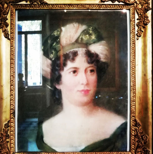 Affacciata dal quadro come se fosse in finestra, di fronte ad una vera finestra che si riflette sul vetro, madame de Stael osserva i (pochi) visitatori del museo Napoleonico.