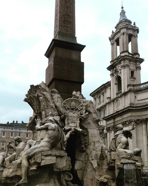 ...eh sì, da qualsiasi angolo le si guardi, piazza Navona e la fontana dei Quattro Fiumi sono sempre meravigliose...