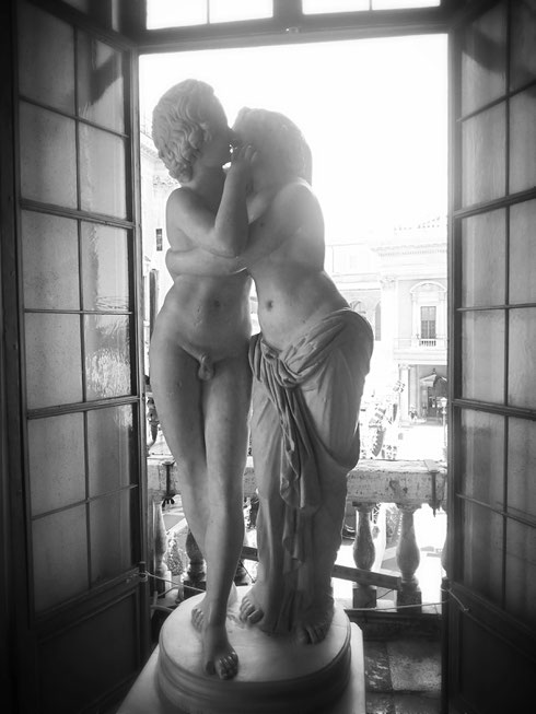 Oggi è la giornata mondiale del bacio...baciatevi allora, come fanno Amore e Psiche ai musei Capitolini...