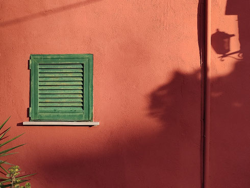 Quando dover andare a comprare il vino bianco per cucinare diventa il pretesto per fotografare tutti i muri colorati del quartiere. E io, lo confesso, ho un debole per le pareti rosse e le persiane verdi 