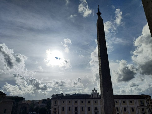 L'obelisco di piazza san Giovanni è il più alto di Roma, e a guardarlo dalle finestre del palazzo Lateranense è se possibile ancora più impressionante  Se il cielo poi è quello che è, le cose vanno anche meglio 