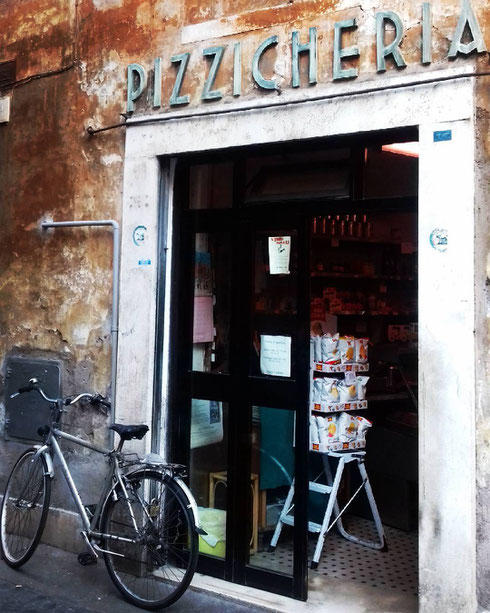 Confesso di subire tutto il fascino delle vecchie botteghe...come la pizzicheria in via dei Delfini, bici compresa 