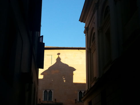 Basta un po' di sole e chiese e palazzi cominciano a giocare alle ombre cinesi a piazza Capranica...