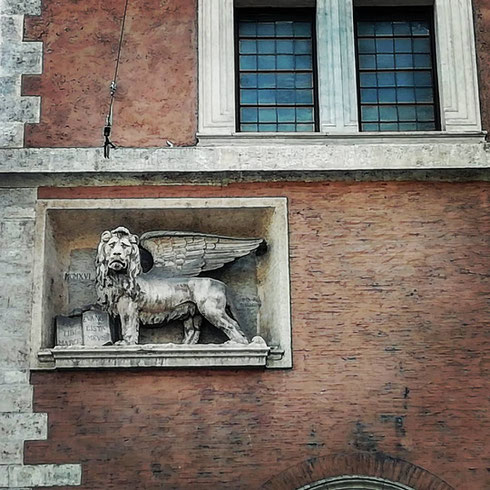 Dice Confucio: "un leone mi ha cacciato su un albero, e ho molto apprezzato la vista dall'alto" . Il leone di san Marco guarda dall'alto di un muro di palazzo Venezia...chissà come sarà la vista da lì?