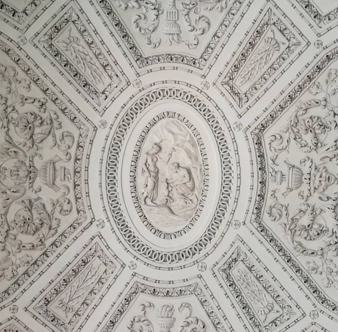 Sembra un merletto, invece è il soffitto dello scalone di palazzo Braschi.  Ispirati al mito di Achille, questi stucchi raffinatissimi sono opera di Luigi Acquisti...lo vedete al centro il piccolo Achille mentre viene immerso (tutto tranne il tallone) nelle acque dello Stige?