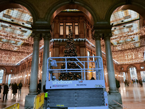 Preparativi natalizi alla Galleria Alberto Sordi: io - pazienza zero - non vorrei essere la persona che ha il compito di districare le lucine da appendere al soffitto in vetro. Il Natale potrebbe essere in pericolo 