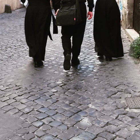 Tonaca o clergyman? Scelte di stile (sacro) in via dell'Archetto