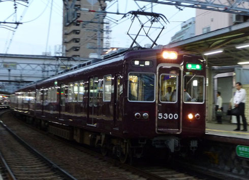 10/3　阪急十三駅にて撮影