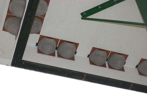 Turm für Mehlschwalben mit künstlichen Nisthilfen