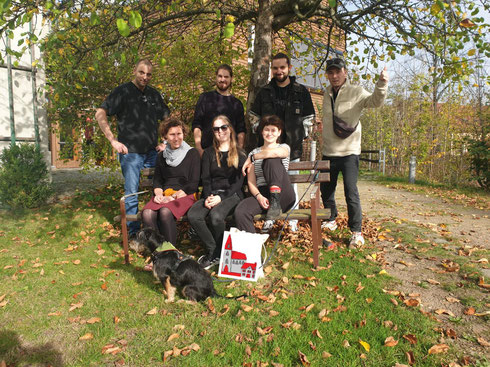 Das Team des Historischen SpielFerienLagers 2023 im Garten des Objektes in Grüngräbchen.
