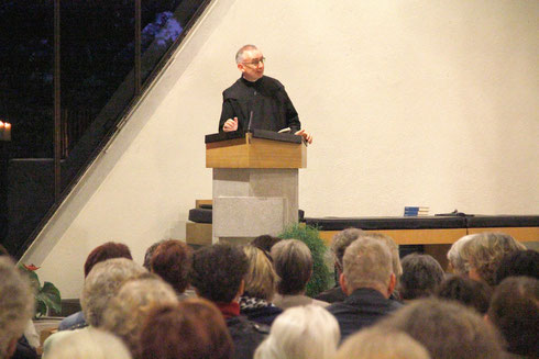 Alt-Abt Martin Werlen wirbelte mit seinem Vortrag "in der Kirche Staub auf".