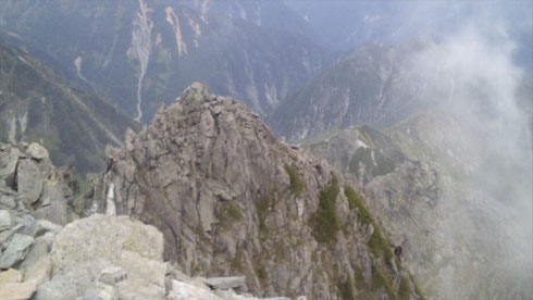 前穂高山頂より登ってきた岩峰を望む