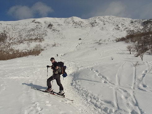 登りの５合目でＮ村さん。伊吹山山頂にむけて蟻のようにのぼる登山客のあとを追って登ります